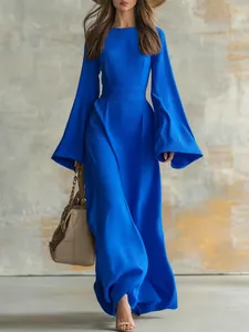 Vue détaillée d'une robe longue bleu roi avec des manches cloches et texture plissée
