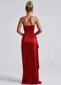 Vista trasera de elegante vestido largo de raso rojo con tirantes finos cruzados