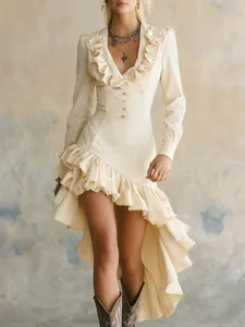 Dettaglio dell'abito in denim a balze in stile western vintage con orlo asimmetrico