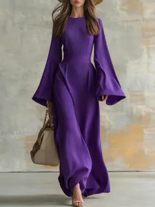 Robe longue plissée violette élégante avec des manches évasées et une taille cintrée.