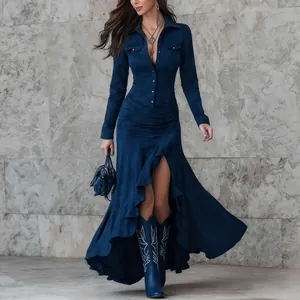 Elegante abito lungo blu scuro aderente con spacco alto e volant per l'autunno e l'inverno.