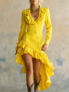 Dettaglio dell'abito vintage giallo stile western con volant e orlo asimmetrico
