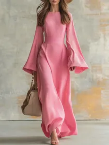 Vue détaillée d'une robe longue plissée rose élégante avec de larges manches évasées.