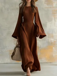 Vue détaillée d'une robe longue plissée marron avec manches cloche et une taille ajustée