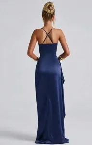 Rückenansicht des eleganten marineblauen Satin-Maxikleids mit Kreuzträgern