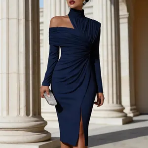 Elegante donkerblauwe off-shoulder midi-jurk met plooien en een hoge split voor dames