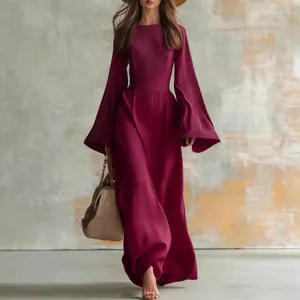Vue détaillée d'une robe longue magenta avec des manches cloche plissées et une coupe ajustée.