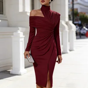Elegante bordeauxrode midi-jurk met één schouder, geplooide details en zijsplit-accent