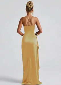 Rückenansicht eines eleganten goldenen Satin-Maxikleids mit überkreuzten Spaghettiträgern