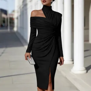 Elegante zwarte midi-jurk met blote schouders, plooidetails en een split voor dames