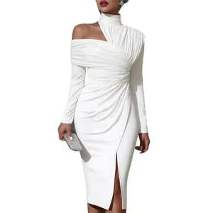 Elegante witte off-shoulder jurk met geplooide details en een stijlvolle zijsplit