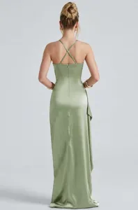 Rückansicht eines eleganten salbeigrünen Satin-Maxikleides mit feinen Überkreuz-Trägern