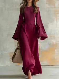 Robe maxi plissée magenta élégante avec manches évasées et ceinture de taille assortie