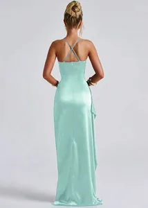 Vista trasera de un elegante vestido largo de satén verde menta con tirantes cruzados