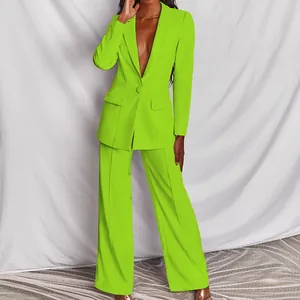 Elegante completo da donna verde neon con blazer a maniche lunghe e pantaloni dritti