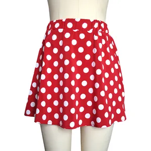 Détail d'une mini-jupe rouge à pois blancs avec une taille élastique confortable