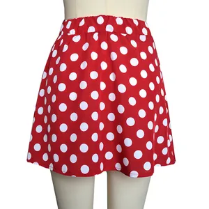 Vue détaillée d'une mini-jupe rouge évasée avec un motif à pois blancs classique et élastique