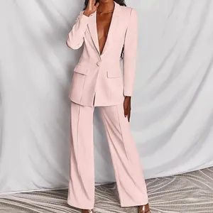 Dettaglio dell'elegante completo da donna rosa in due pezzi con blazer e pantaloni chic.