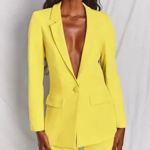Vista dettagliata di un blazer giallo a maniche lunghe con classico rever a dente.