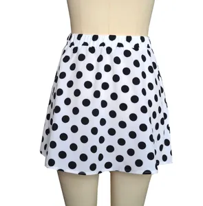 Vue détaillée d'une mini-jupe évasée blanche à pois noirs avec taille élastique.