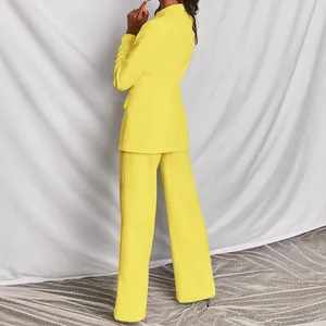 Elegante completo giallo a due pezzi con blazer e pantaloni larghi, vista posteriore