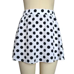 Mini-jupe trapèze blanche à pois noirs avec taille élastique sur un mannequin