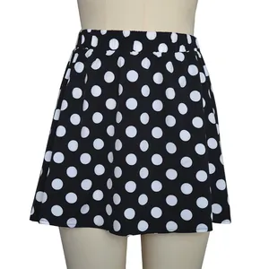 Détail d'une mini-jupe trapèze à pois noirs et blancs avec une taille élastique