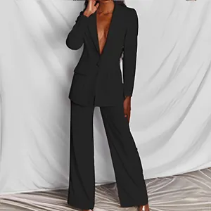 Elegante completo due pezzi con blazer nero e pantaloni a gamba larga coordinati