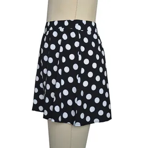 Vue détaillée d'une mini jupe trapèze à pois noirs et blancs avec taille élastique.