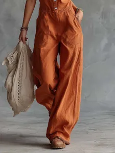 Gedetailleerde weergave van mouwloze oranje linnen jumpsuit met wijde pijpen