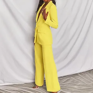 Vista laterale di un elegante completo da ufficio giallo due pezzi da donna