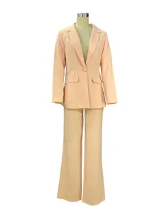 Elegante tailleur due pezzi pesca con blazer a maniche lunghe e pantaloni a gamba dritta
