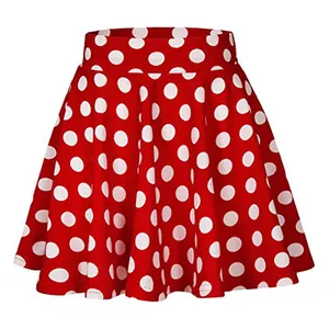 Vue de face d'une mini-jupe trapèze rouge à pois blancs avec taille élastique