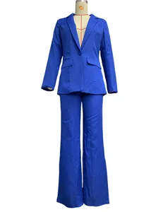 Completo da donna blu reale in due pezzi con blazer sartoriale e pantaloni dritti