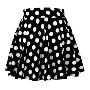 Vue détaillée du motif à pois noirs et blancs sur une mini-jupe évasée en ligne A