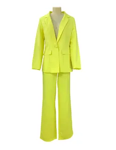 Completo donna due pezzi giallo neon con blazer a maniche lunghe e pantaloni a gamba dritta.