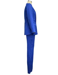 Vista laterale del completo blu cobalto da donna con blazer e pantaloni a gamba dritta