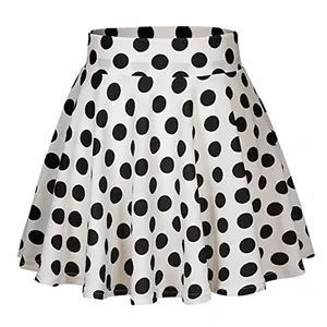 Vue détaillée du motif à pois noir et blanc classique sur une mini-jupe évasée en A.