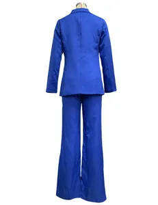 Vista posteriore dettagliata di un elegante completo blu reale blazer e pantaloni