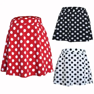 Ensemble de mini jupes trapèze à pois à taille haute en rouge, noir et blanc.