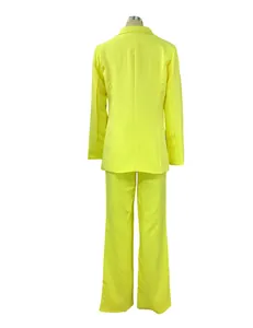 Vista posteriore dettagliata del completo blazer e pantaloni giallo fluorescente