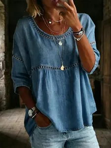 Detailansicht eines blauen, hohlen Rundhalsoberteils für Damen in einem rustikalen Stil