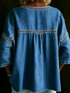 Detailansicht der Rückseite eines blauen Leinenimitat-Tops mit weißer Stickerei-Lochspitze
