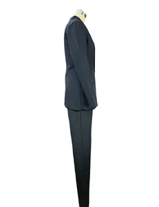 Vue latérale d'un ensemble élégant blazer noir à manches longues et pantalon
