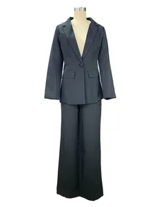 Vista a corpo intero di un completo nero professionale da donna su un manichino