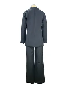 Vue arrière d'un ensemble tailleur noir pour femme avec blazer et pantalon droit