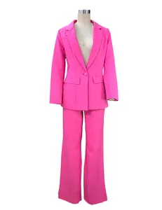 Vista dettagliata di un completo da lavoro da donna con blazer e pantaloni rosa acceso.