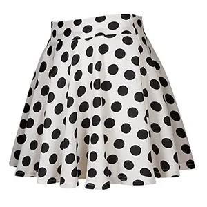 Mini-jupe évasée blanche à pois noirs avec taille élastique au design rétro et élégant