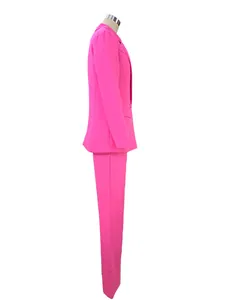 Vista laterale di un completo giacca e pantaloni magenta da donna, stile business.