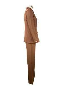 Vue de profil d'un ensemble tailleur marron pour femme avec blazer et pantalon droit